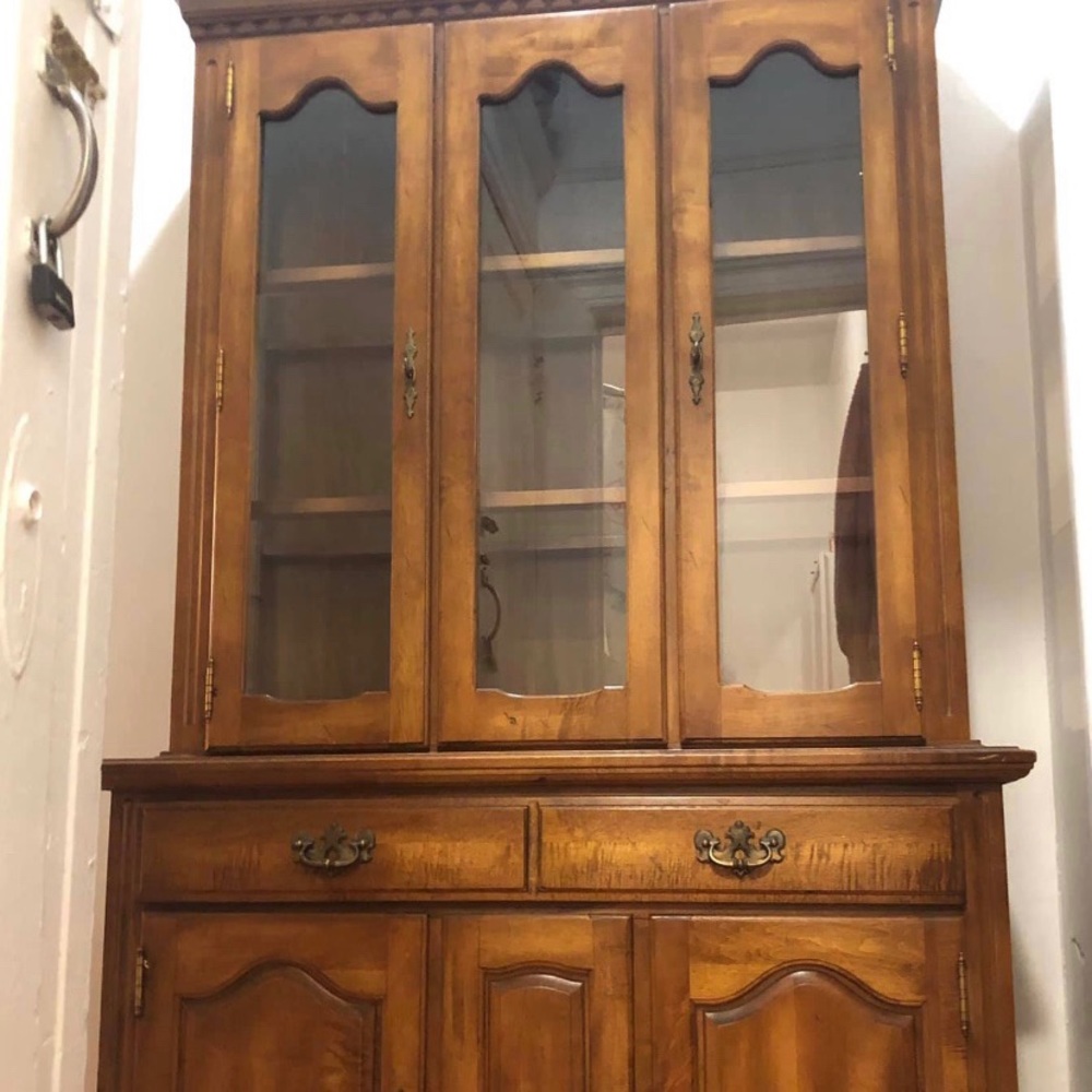 Wood cabinet in great condition